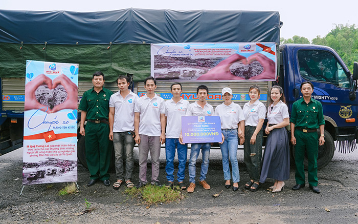 Hình ảnh banner hỗ trợ khách hàng MB666, với nhân viên tư vấn đang giải đáp thắc mắc