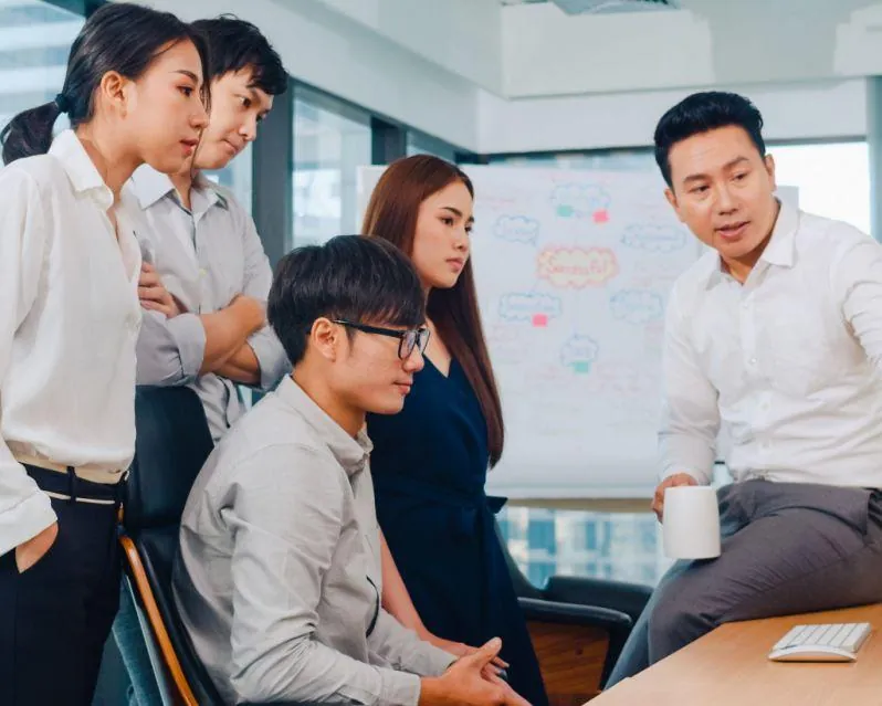 Hình ảnh người chơi mb666 đang xem xét ngân sách cá cược một cách cẩn thận.